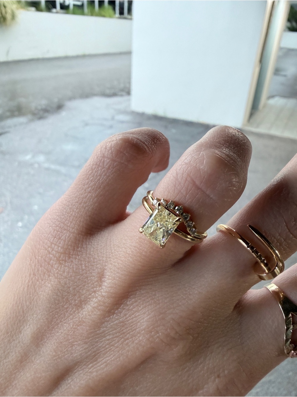 Gold Solitaire with very light Yellow Diamond - Women's Ring - Picture 7 of 8